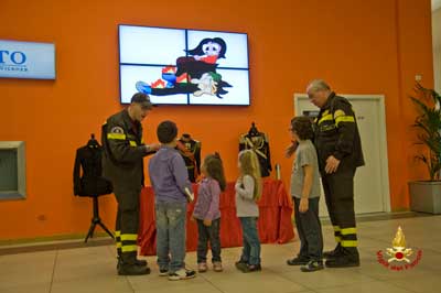 Foto dei bambini con i vigili del fuoco