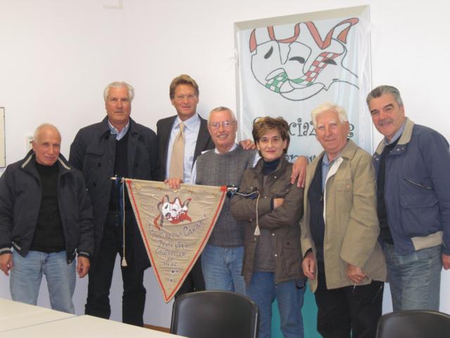 Foto della consegna dell'assegno alla Lega contro i tumori